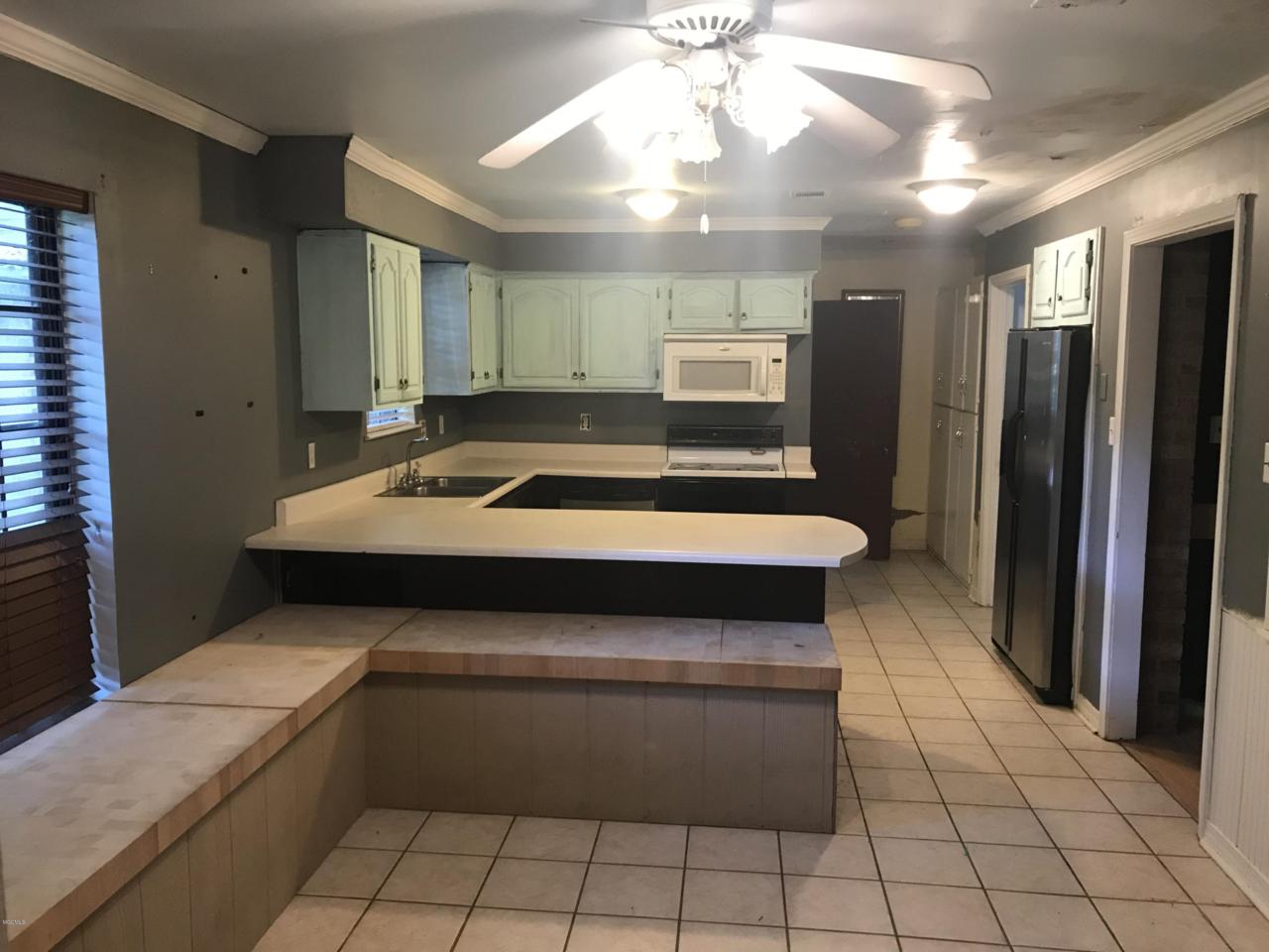1613 Skyline Dr - Photo 1