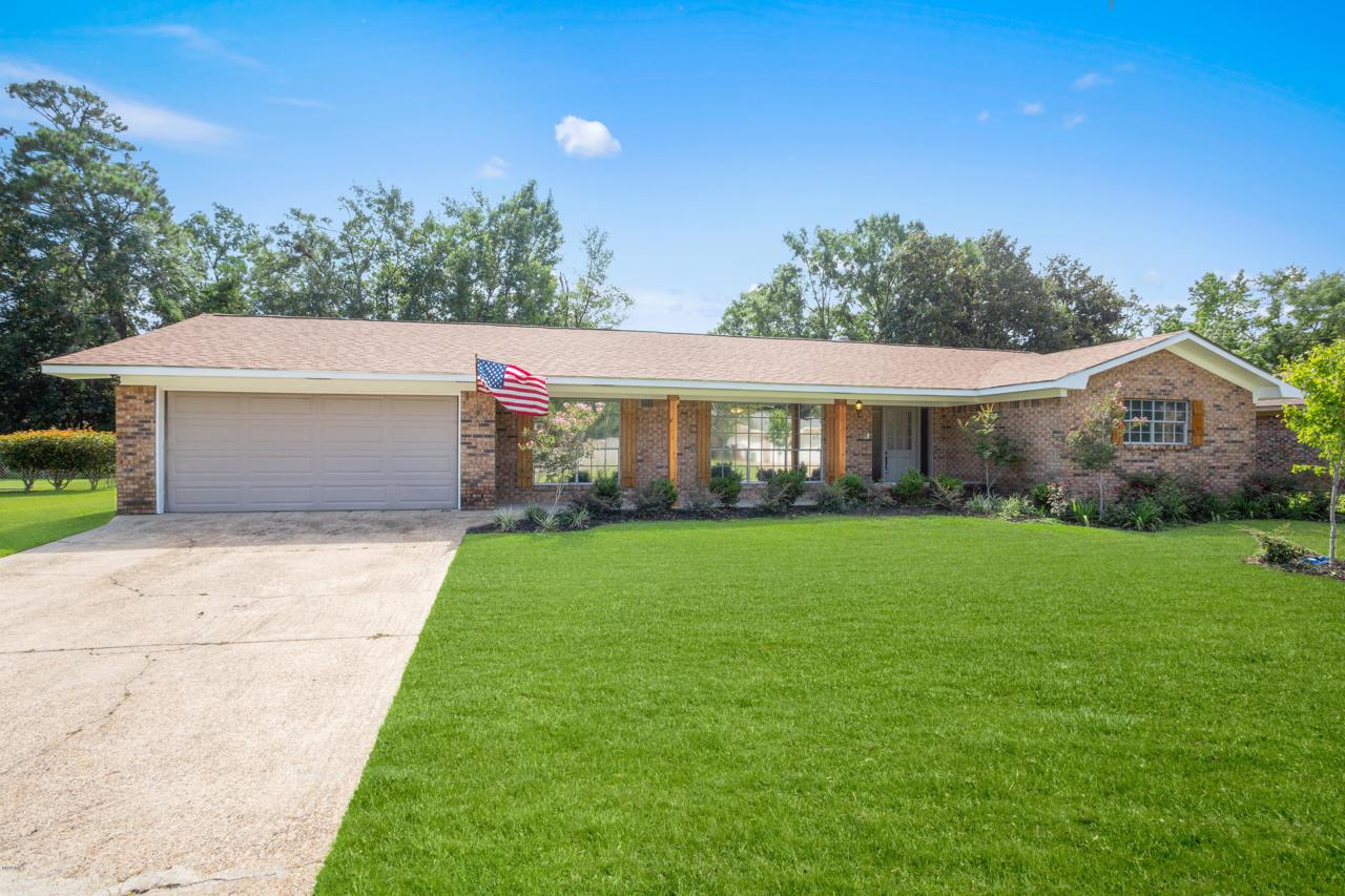 742 Cambridge Dr - Photo 1
