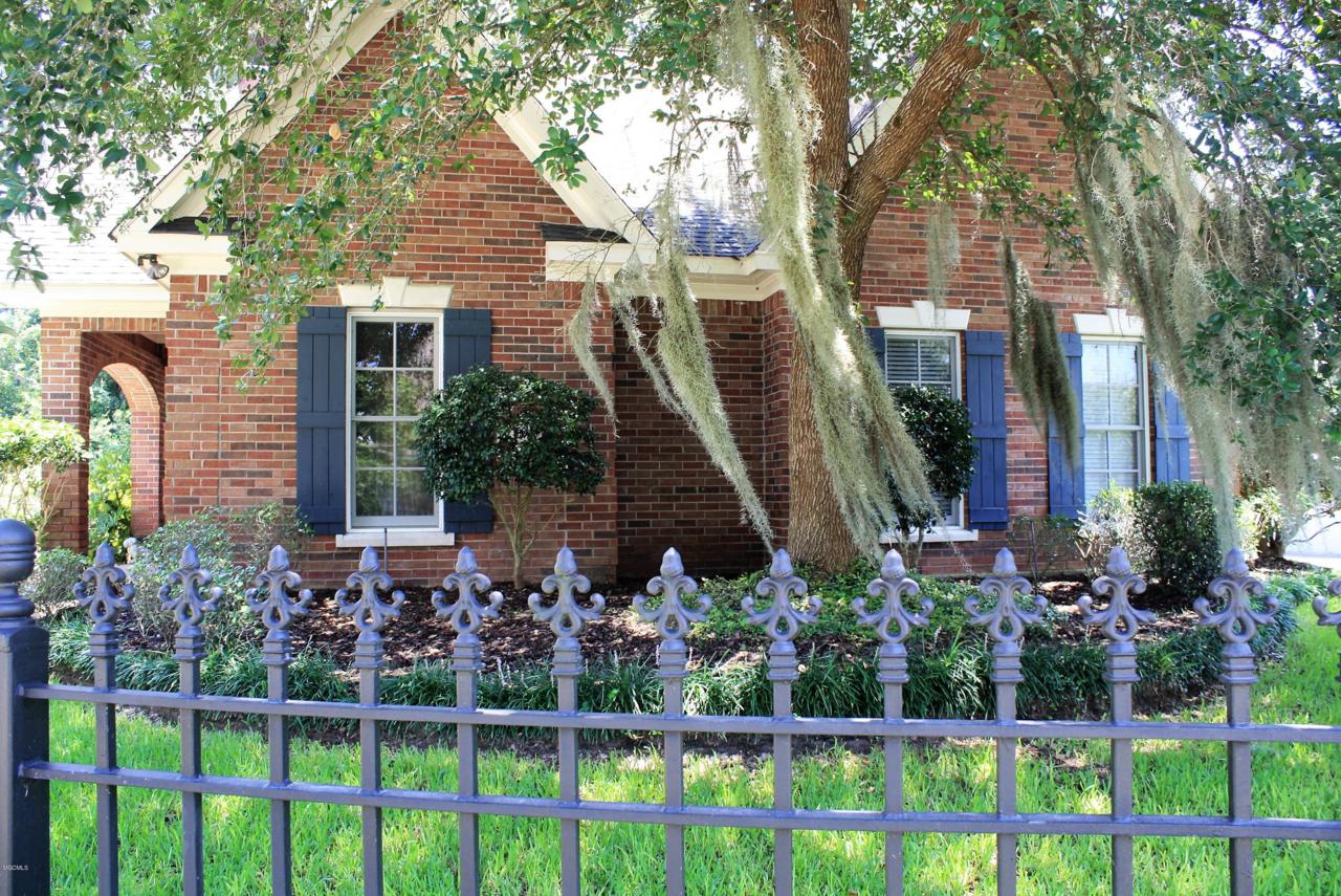 1529 Magnolia St - Photo 1