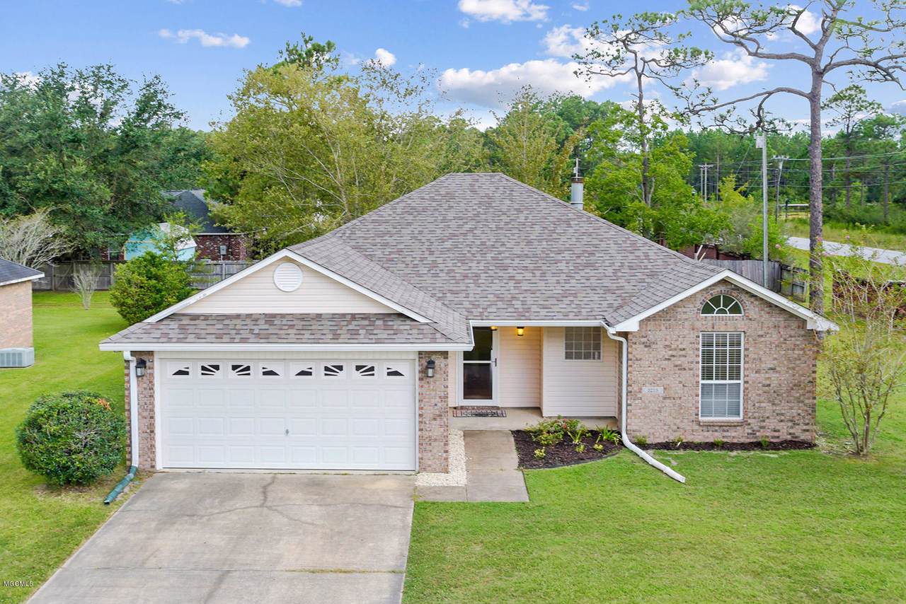 3215 Stonegate Cir - Photo 1