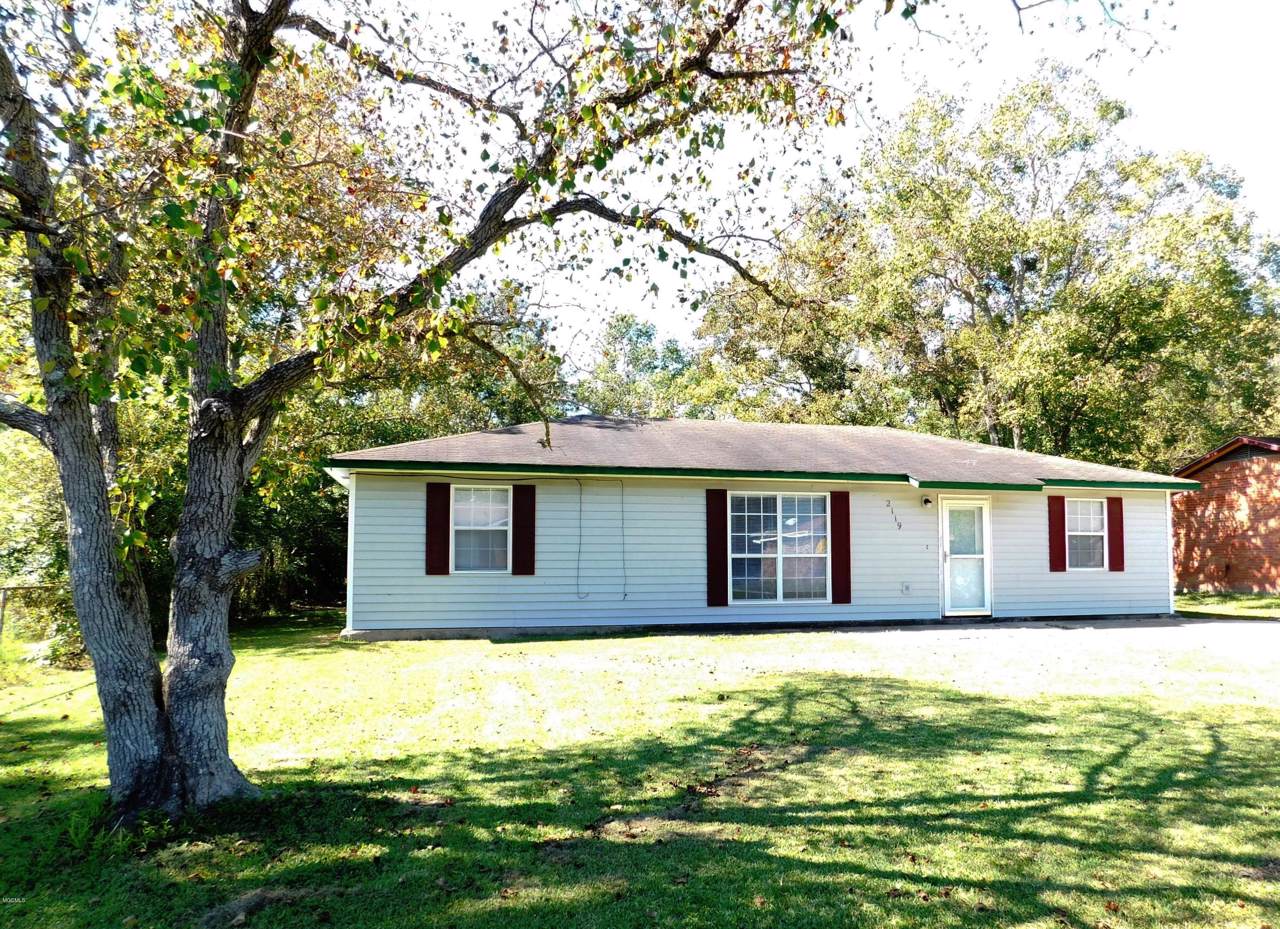 2119 Shadowwood Cir - Photo 1