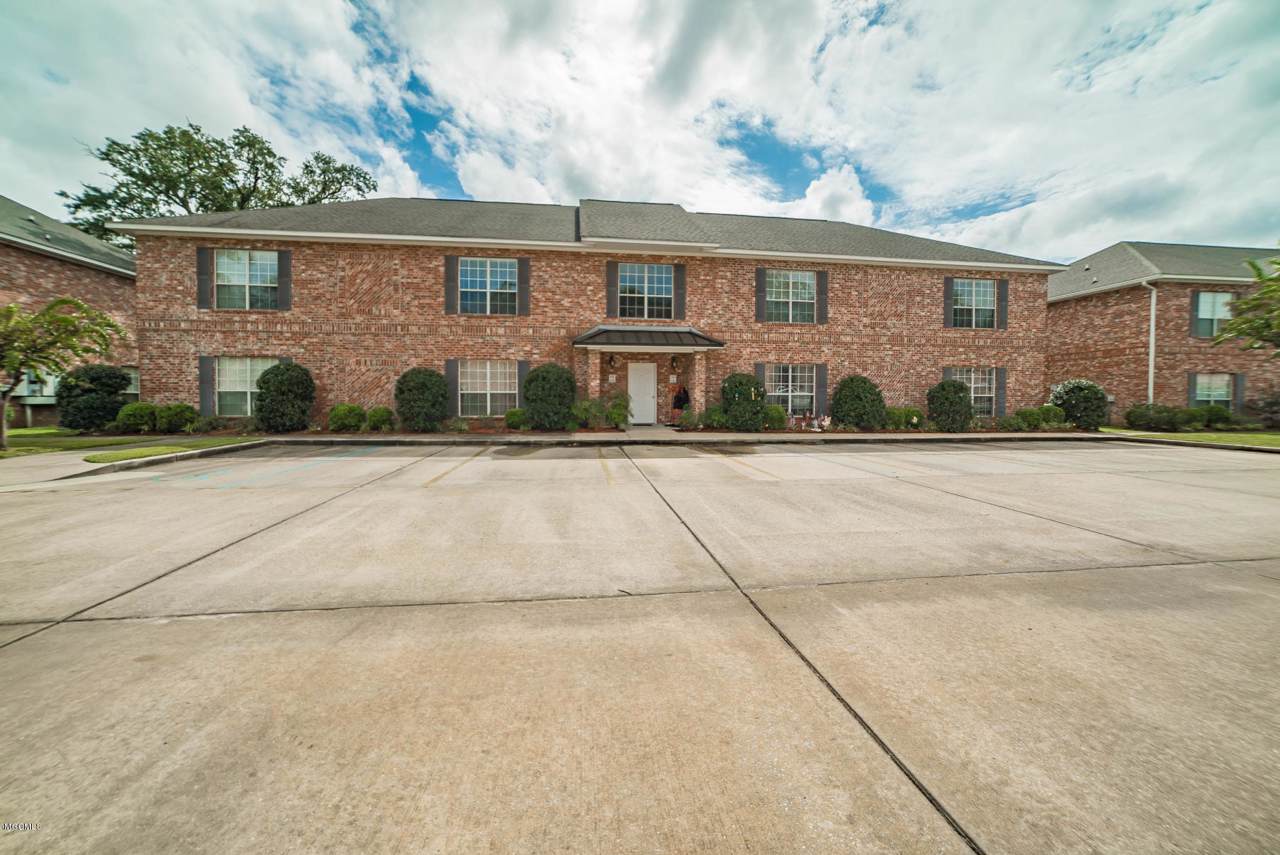 219 Armand Oaks - Photo 1