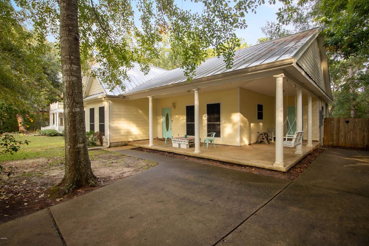 2616 Bahama Dr - Photo 1