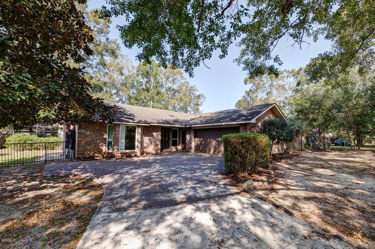 301 Edgewood Dr - Photo 1