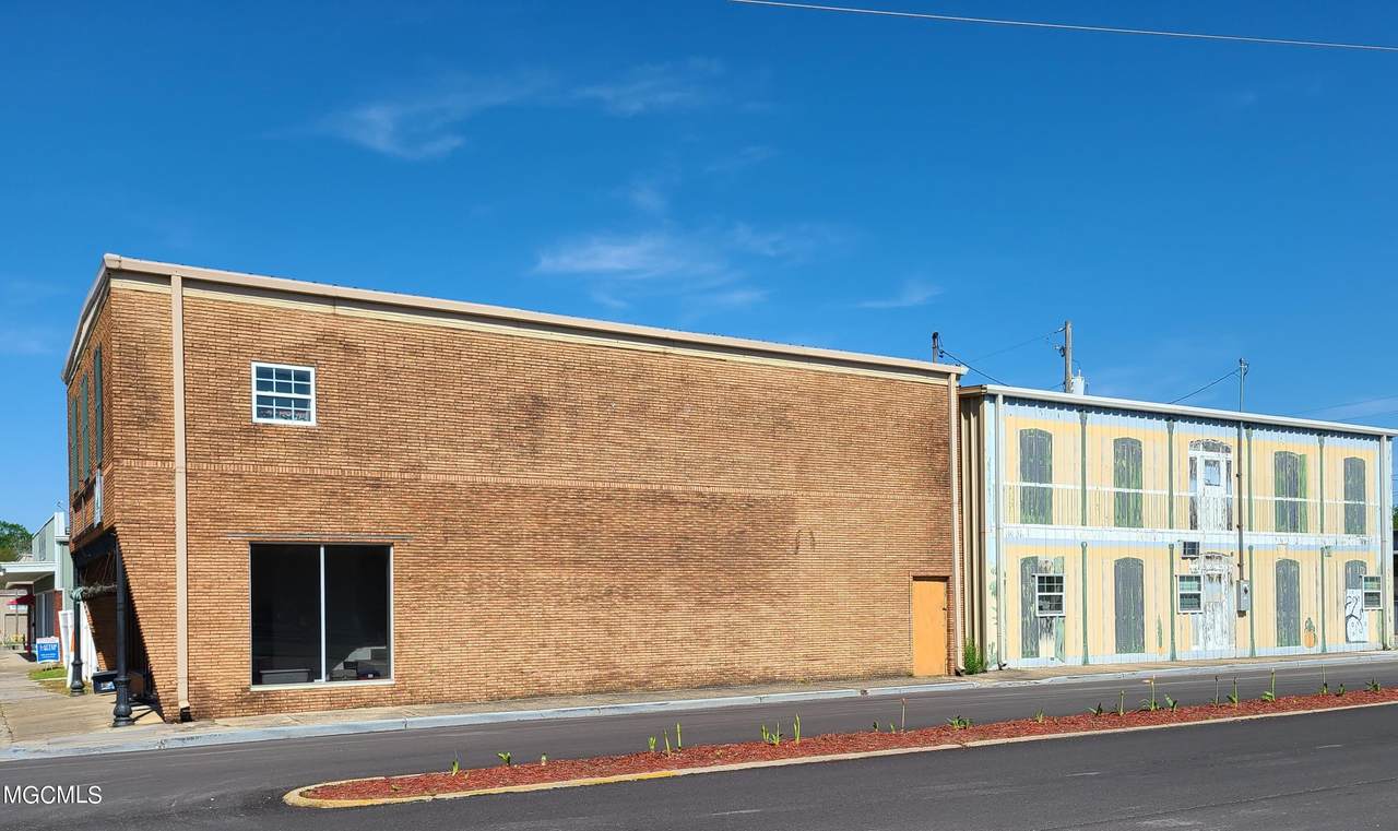 100 Elizabeth St - Photo 1