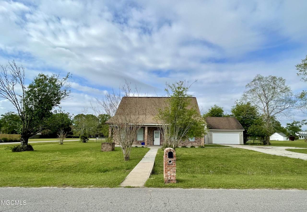 17488 Lake Breeze Dr - Photo 1