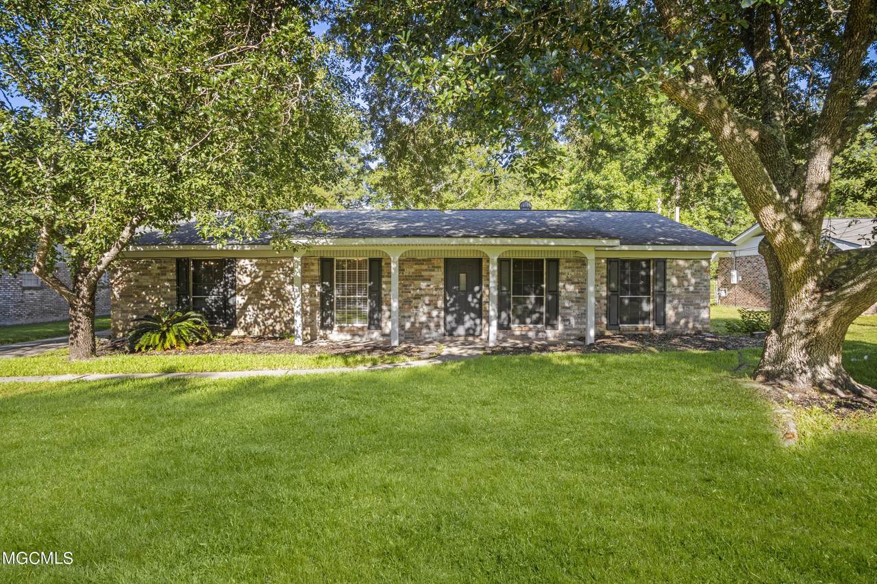 1801 Seacliffe Dr - Photo 1