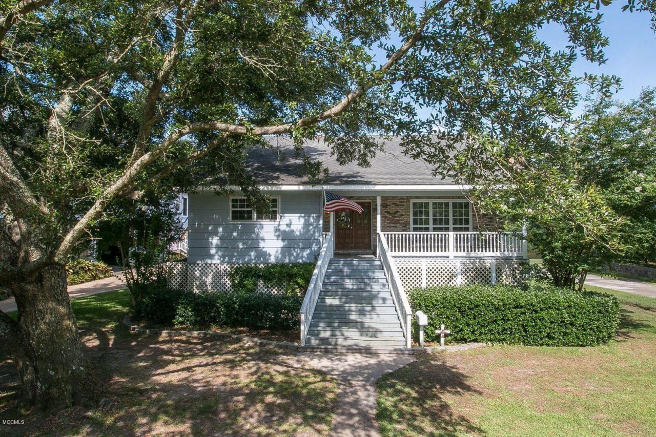 905 Buena Vista St - Photo 1