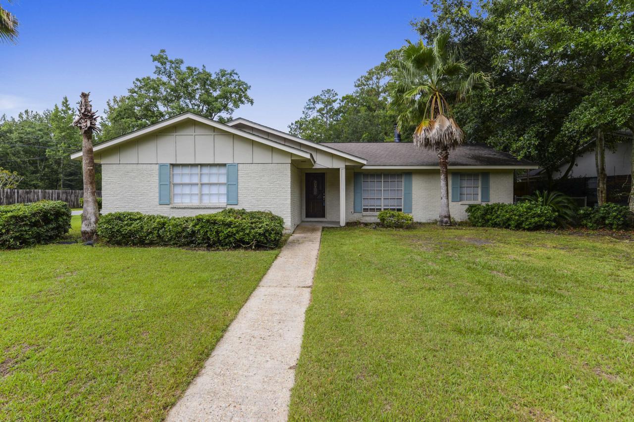 2201 Sandalwood Pl - Photo 1