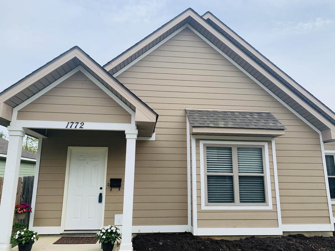 1772 Vaughn St - Photo 1