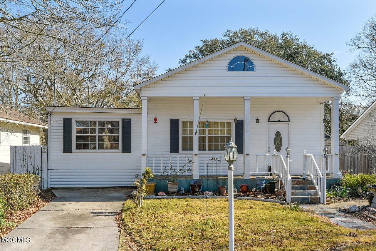2406 11th St - Photo 1
