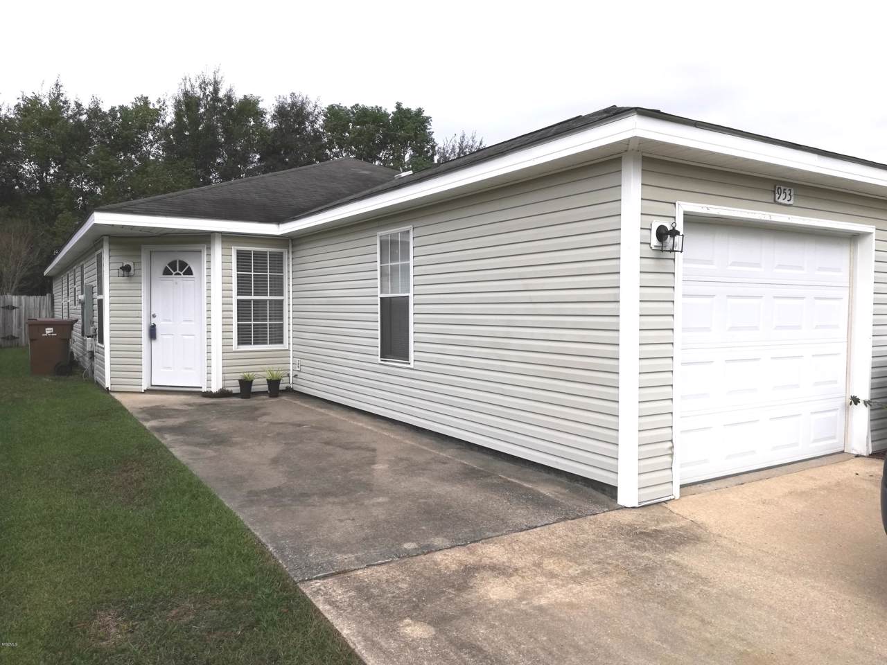953 Greystone Dr - Photo 1