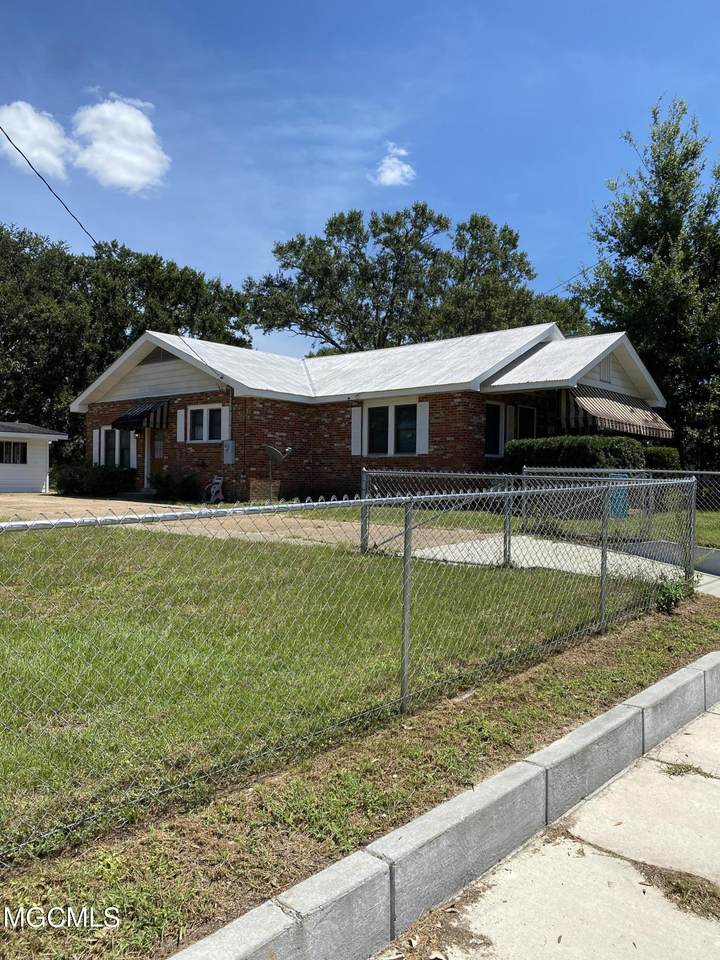228 Strangi Ave - Photo 1