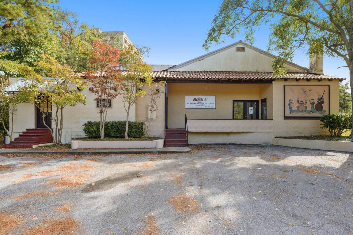 624 Jackson Ave - Photo 1