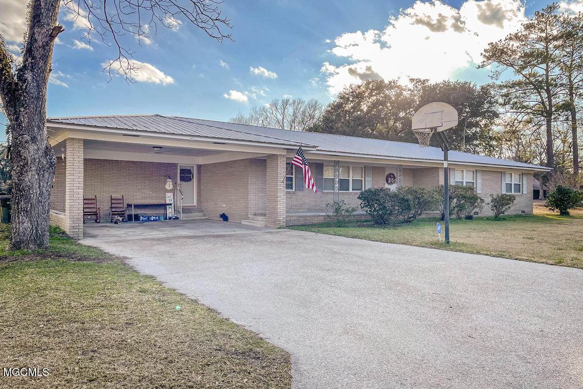 631 Capital Ave - Photo 1