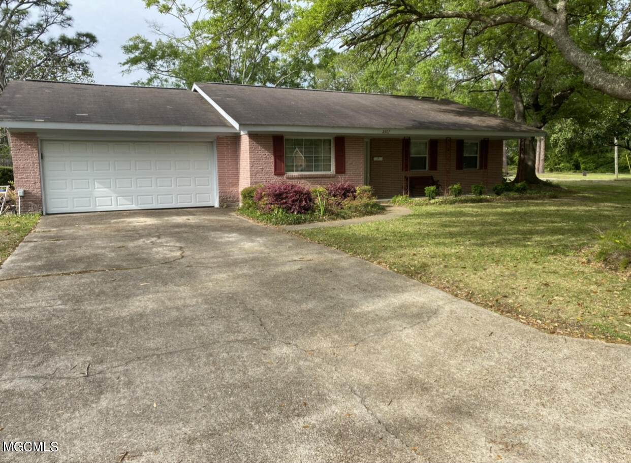 2807 Ridgewood Ave - Photo 1
