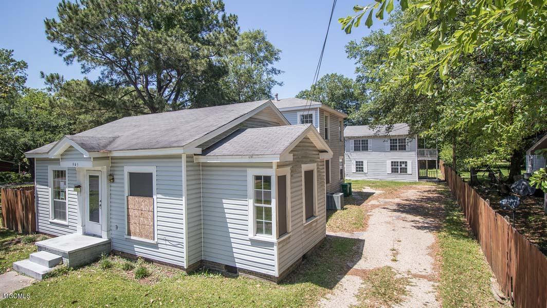 905 Sarrazin Ave - Photo 1