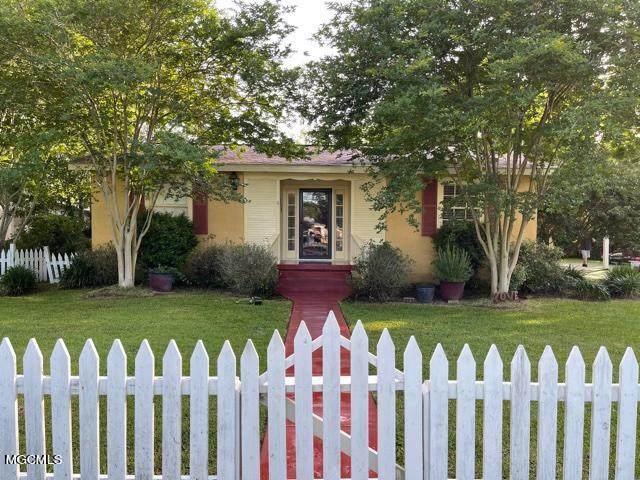 405 Demontluzin Ave - Photo 1