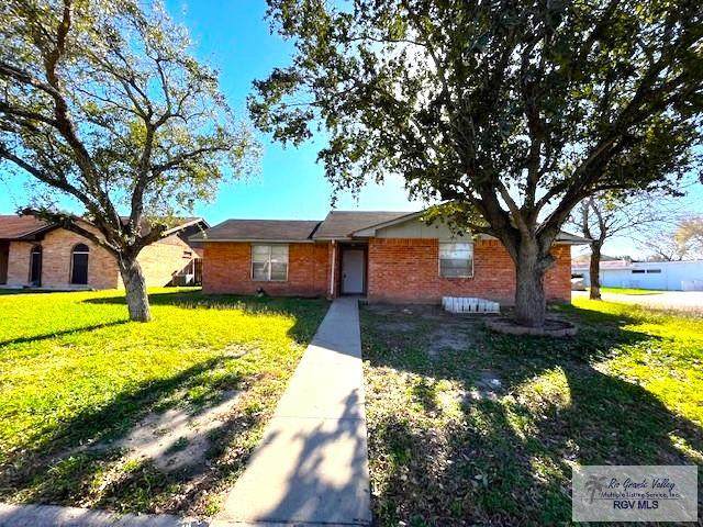 902 Travis St. - Photo 1