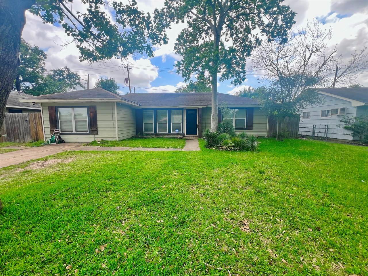 1910 Huge Oaks Street - Photo 1