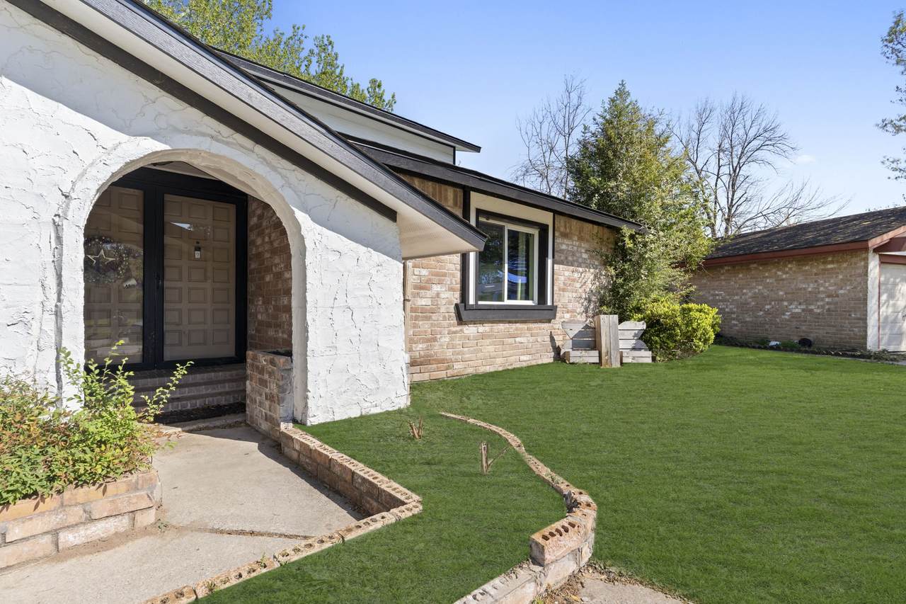 8506 Rivercross Road - Photo 1