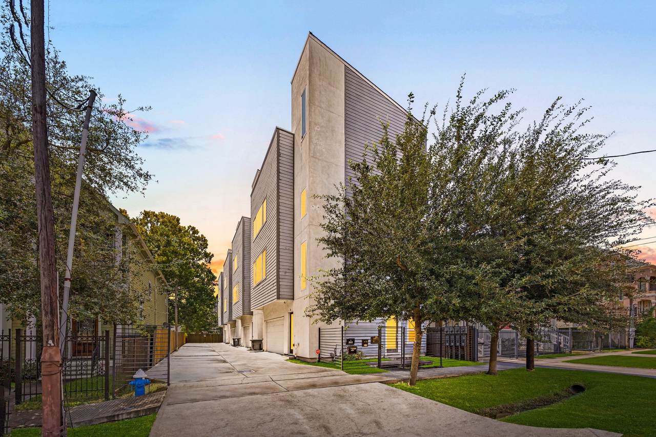 904 25th Street - Photo 1