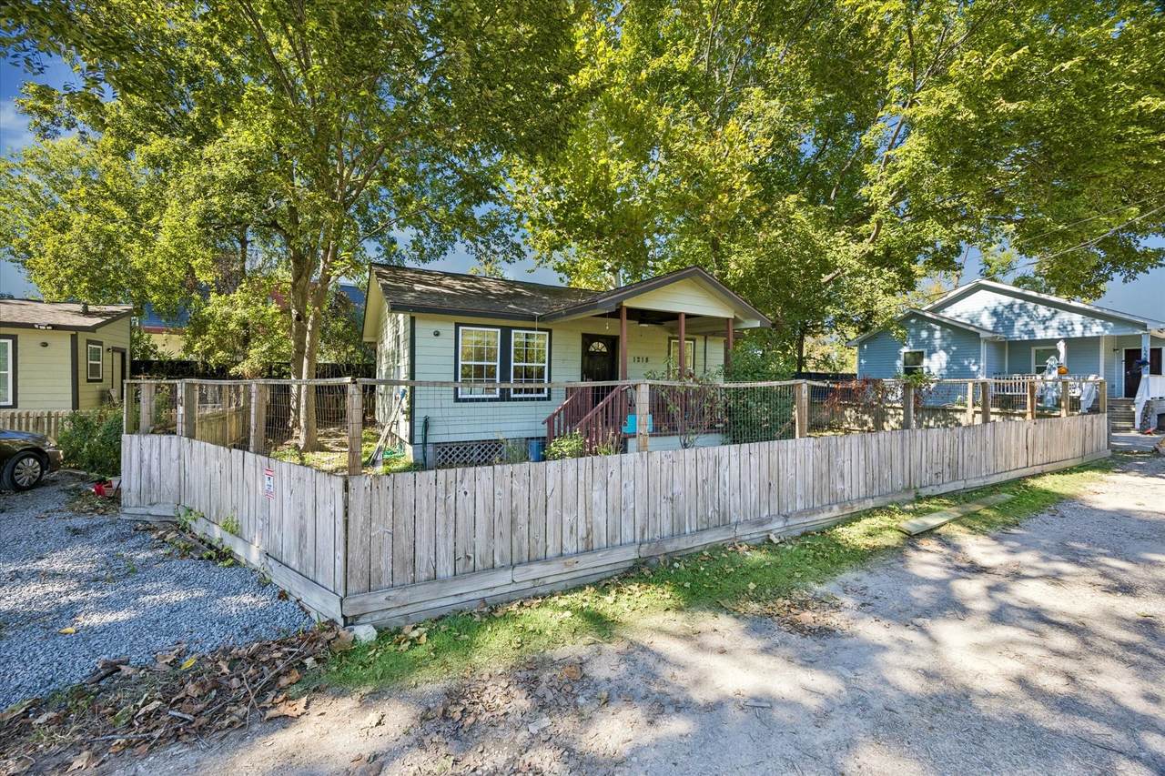 1218 & 1216 Paul Quinn Street - Photo 1