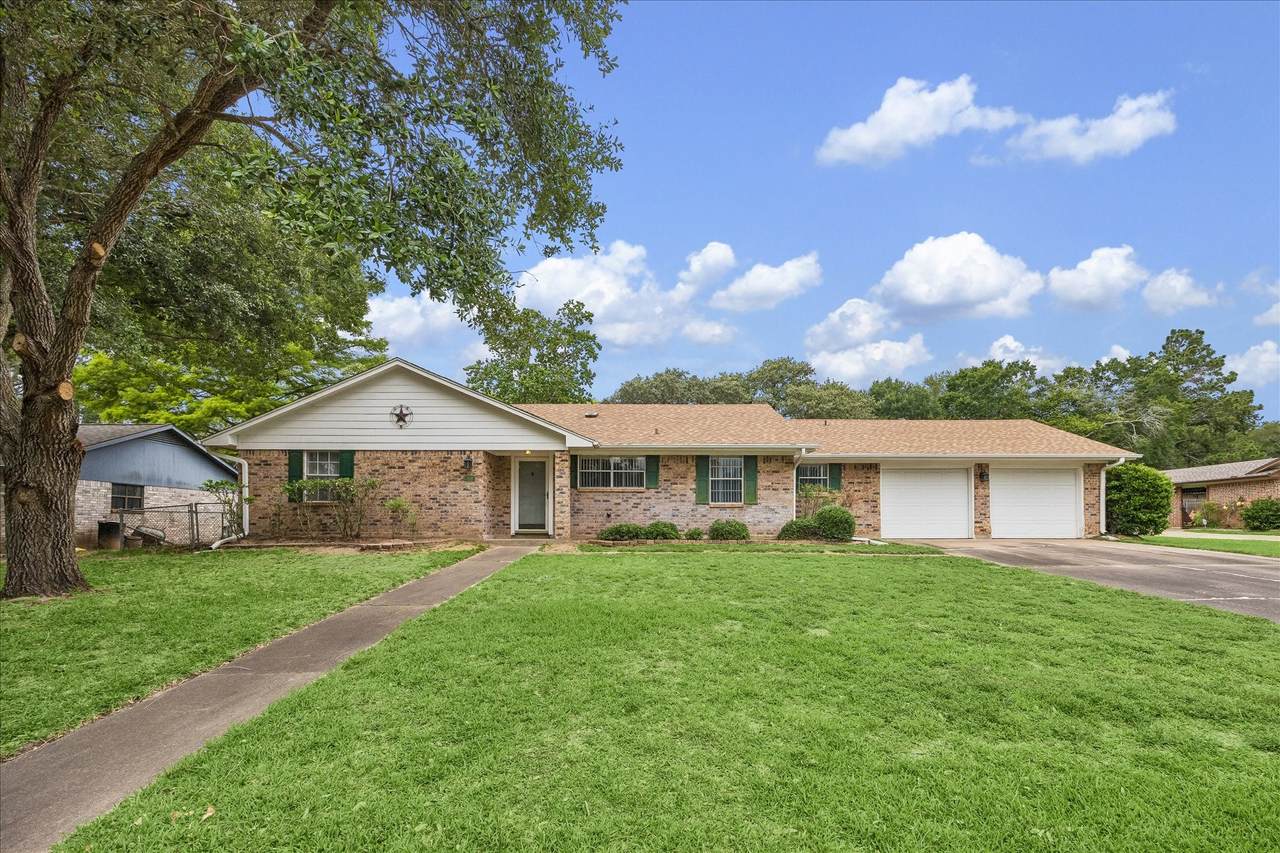 208 Briarwood Drive - Photo 1