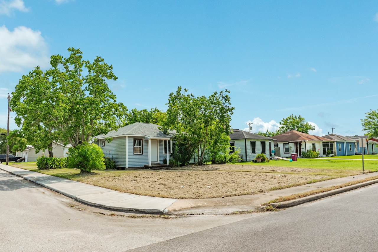 1130 8th Street - Photo 1