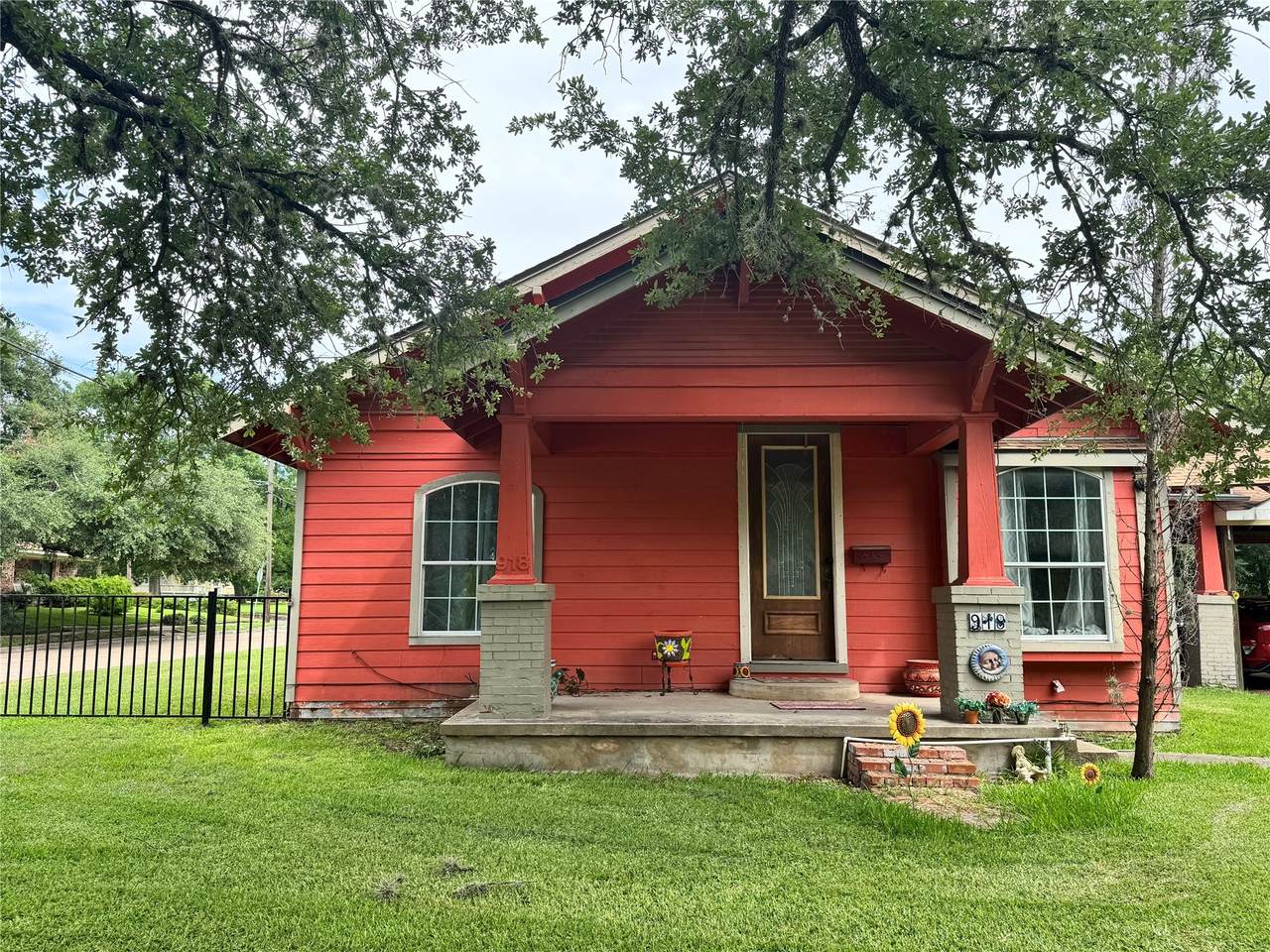 918 Mcalpine Street - Photo 1