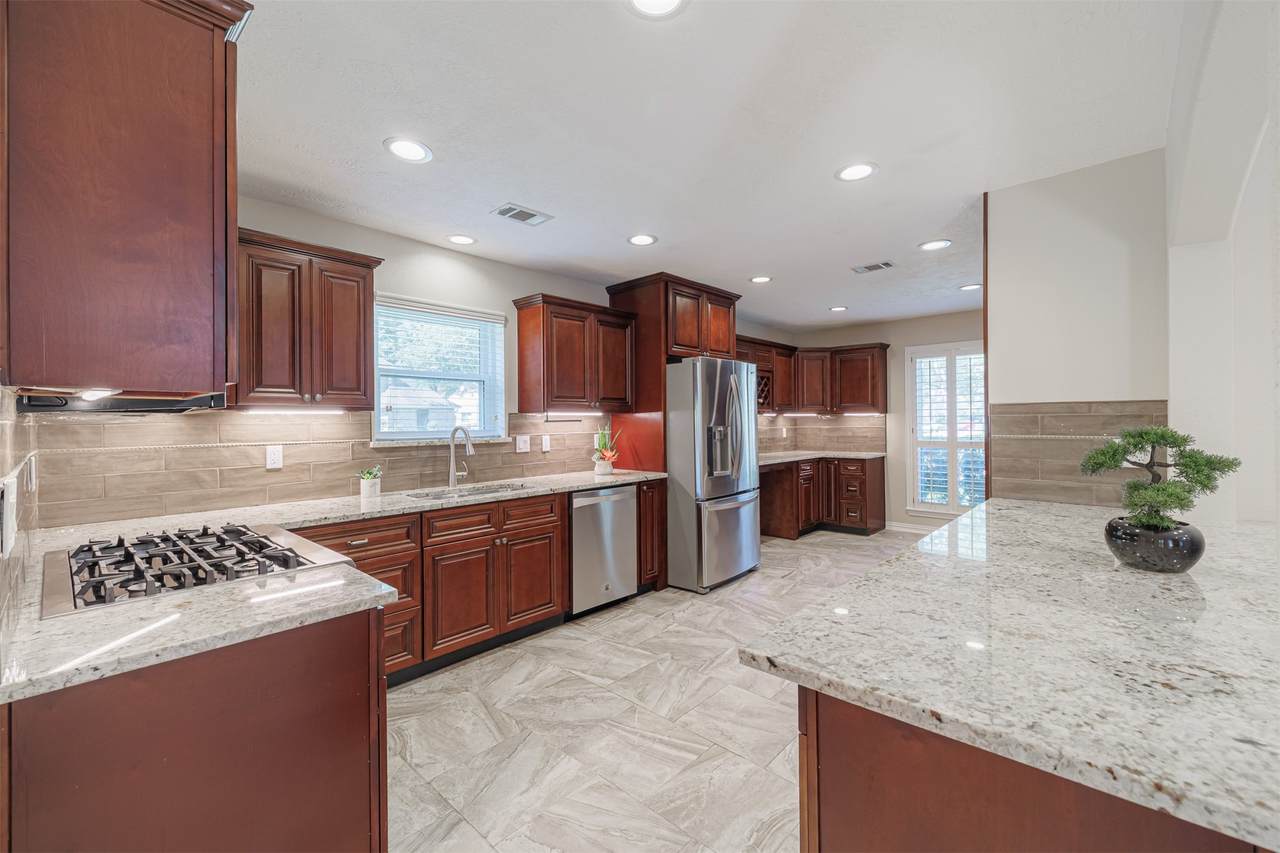 12515 Lakecrest Circle - Photo 1