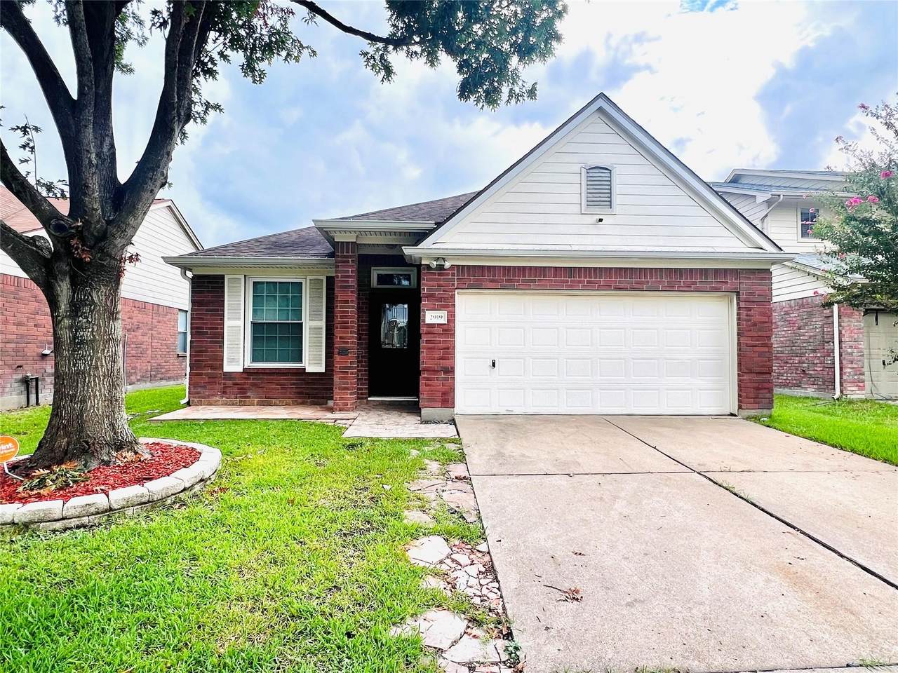 2919 Amber Cliff Drive - Photo 1