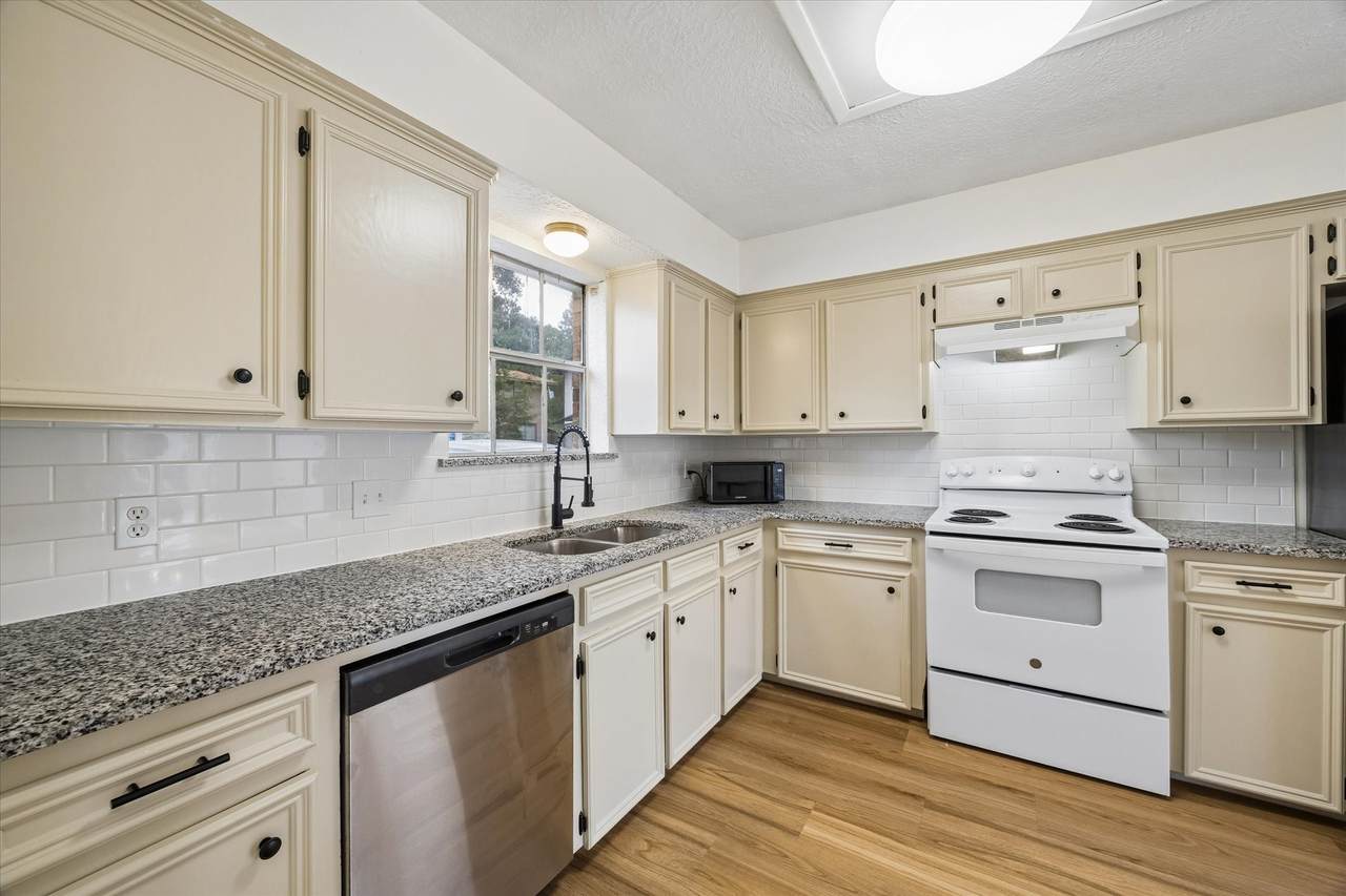 1600 Hazelwood Street - Photo 1