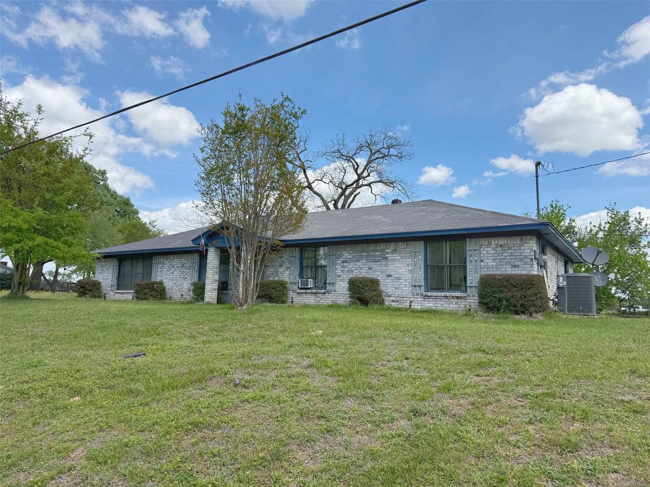 935 Center St - Photo 1