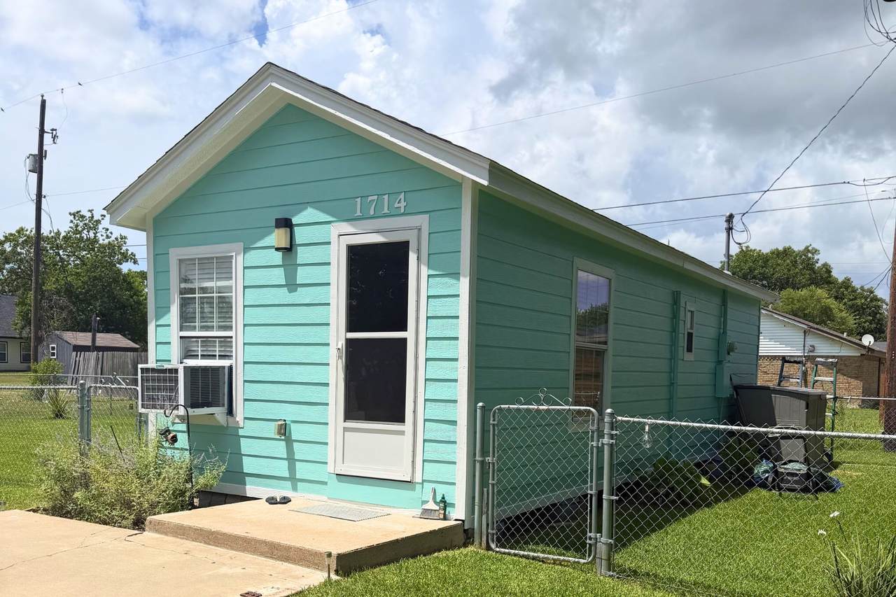1714 Avenue Q - Photo 1