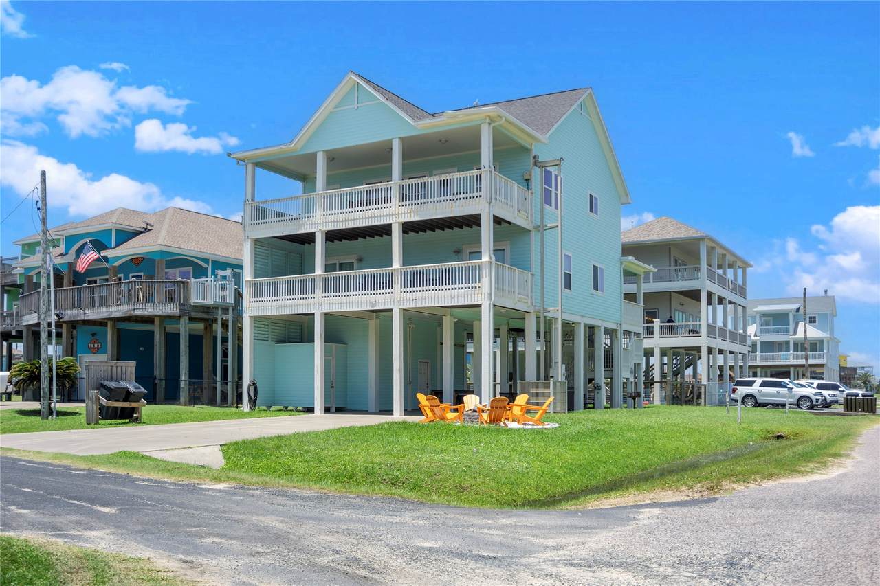 819 Eastview - Photo 1