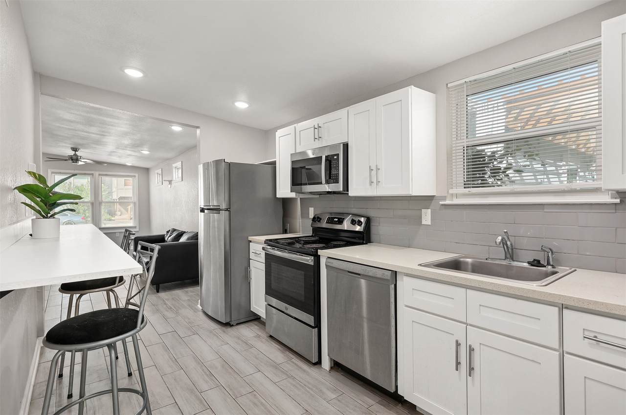1028 Avenue K - Photo 1