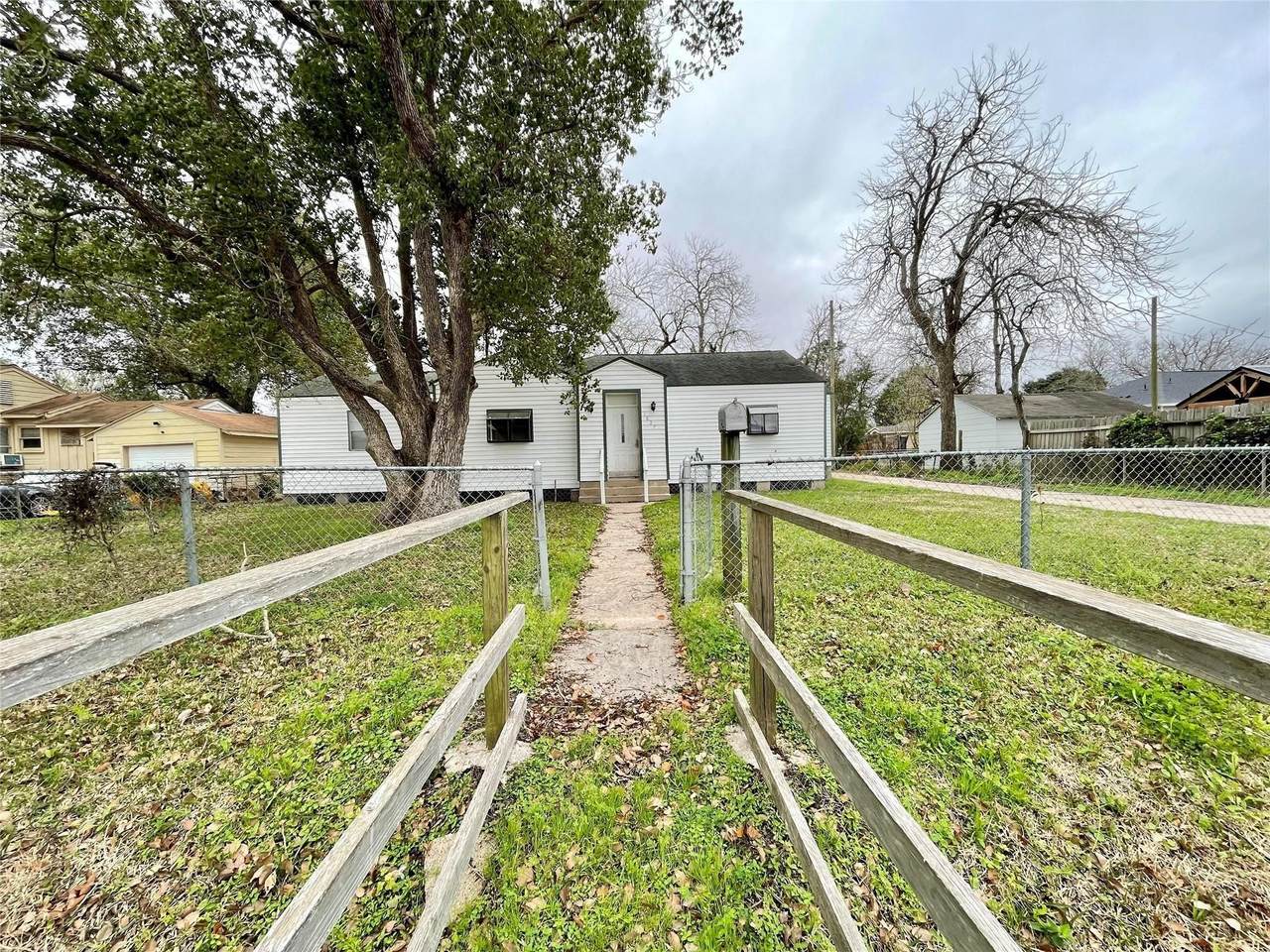 1827 Neuman Street - Photo 1