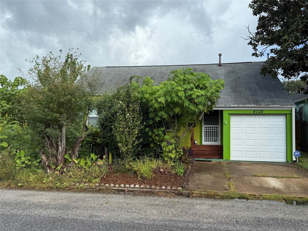 4728 Avenue R - Photo 1