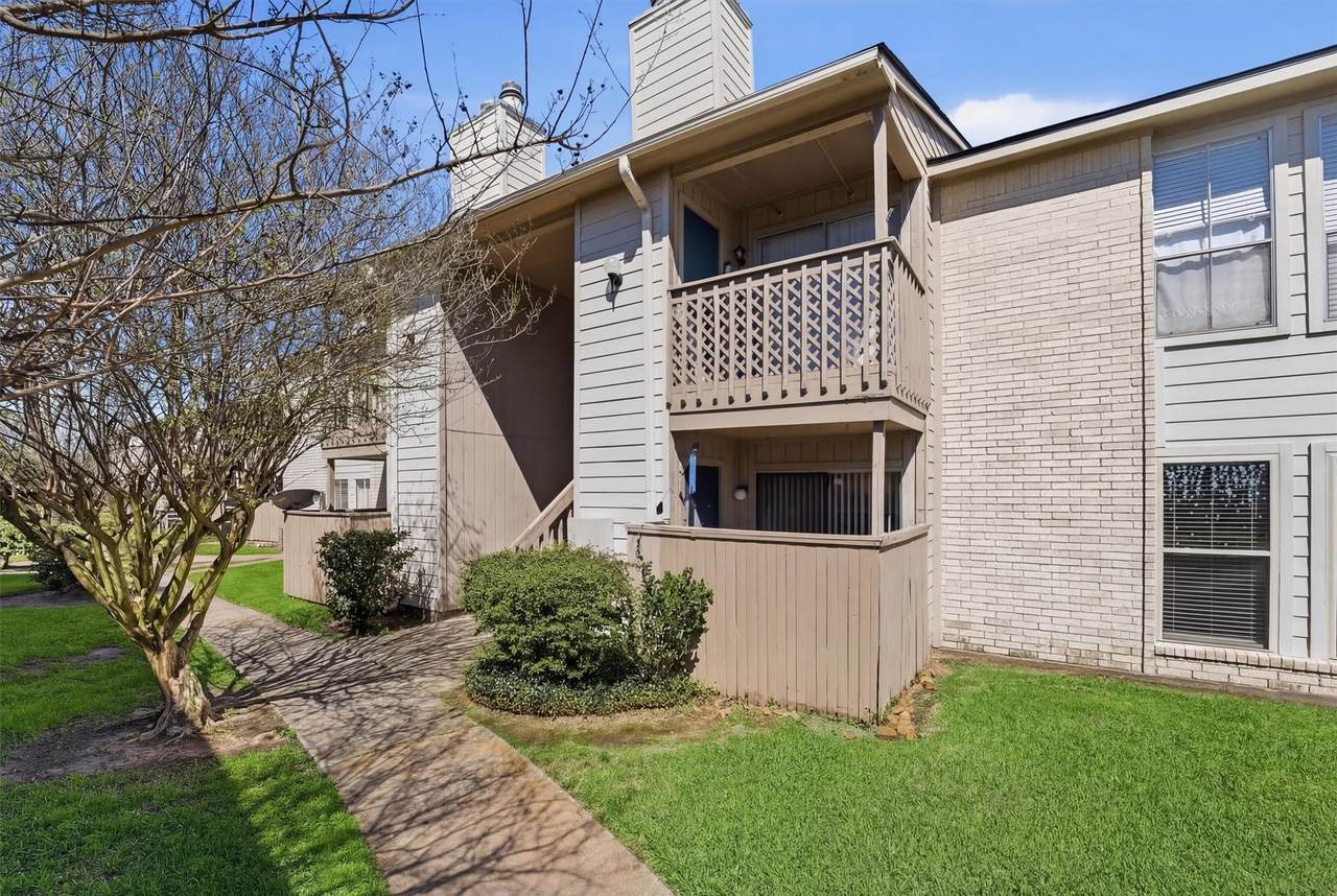 3919 Fairmont Parkway - Photo 1