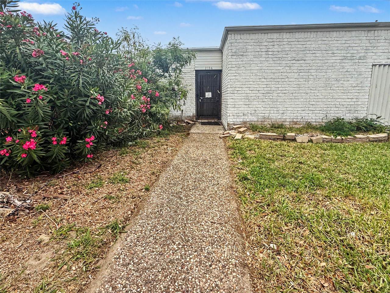 2106 Avenue L - Photo 1