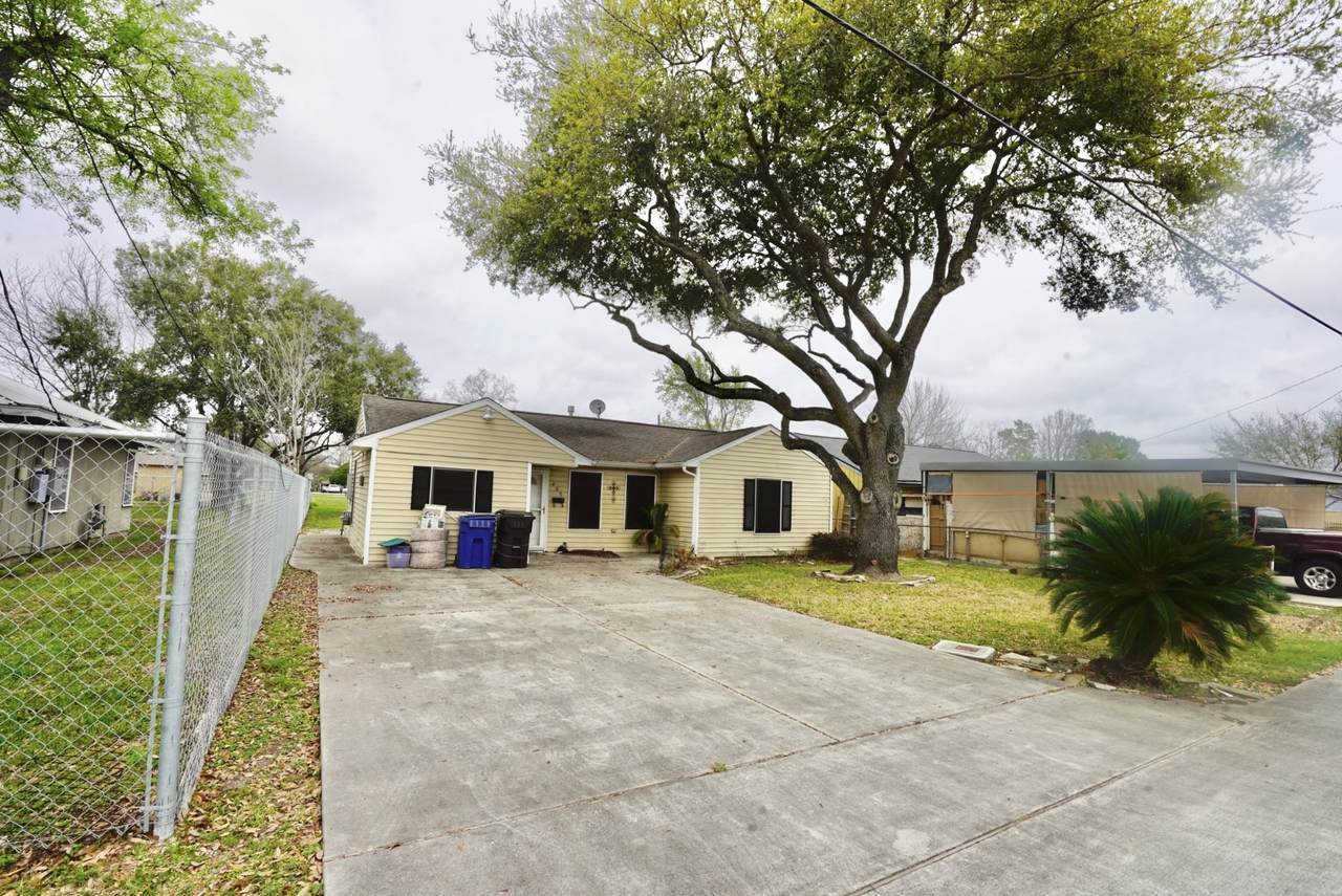 409 Avenue H - Photo 1