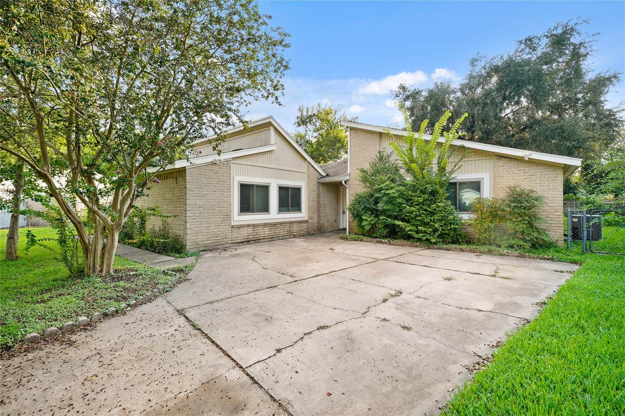 1606 Stone Lake Drive - Photo 1