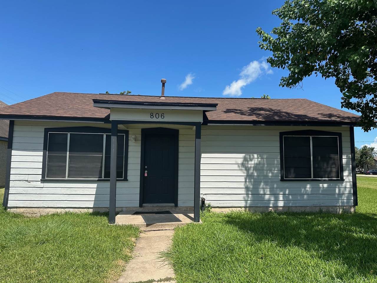806 Avenue B - Photo 1