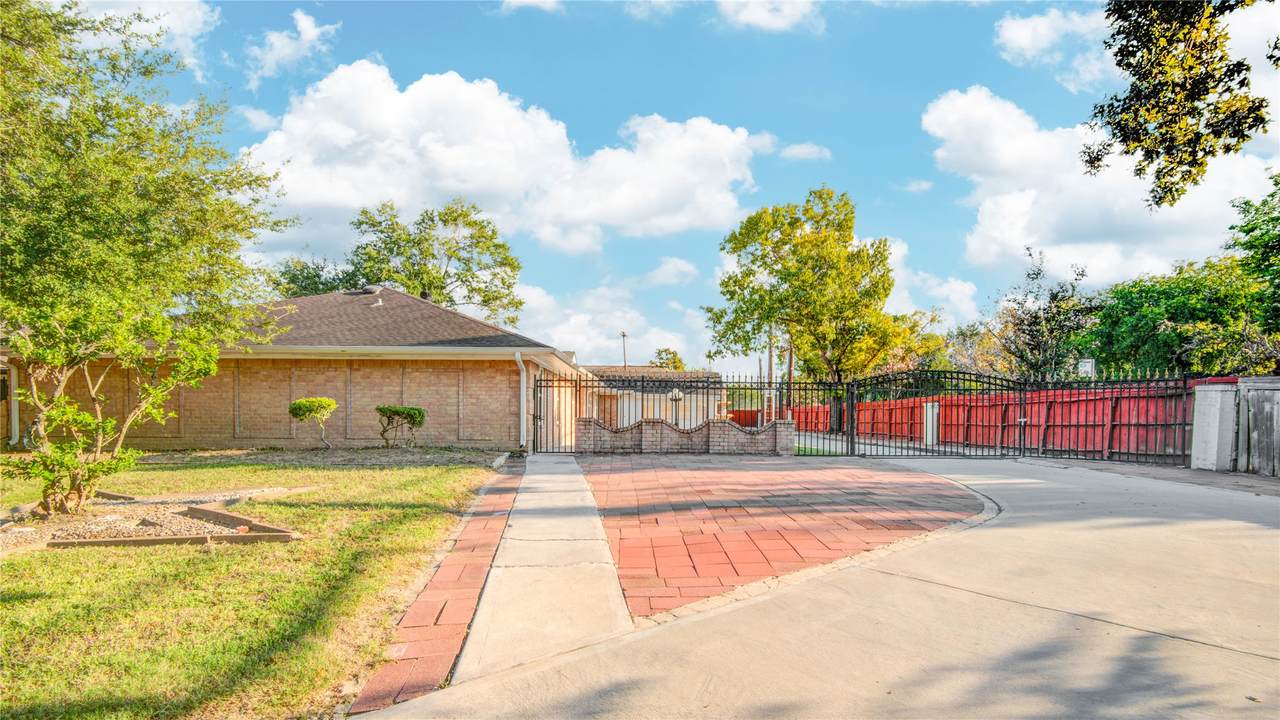 902 Ashford Parkway - Photo 1