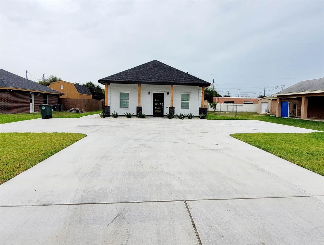 1502 Charles St - Photo 1