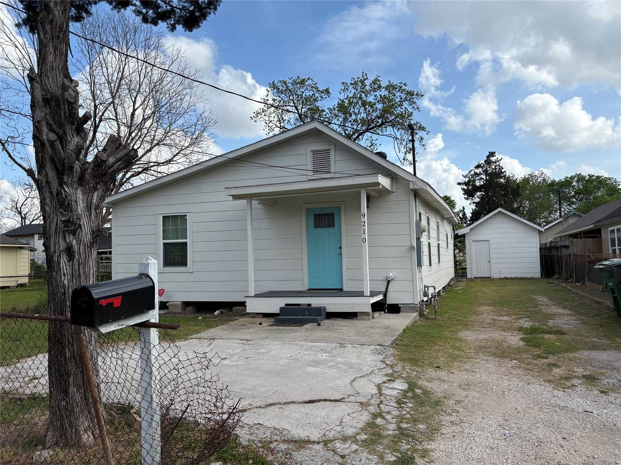 9210 Avenue O - Photo 1