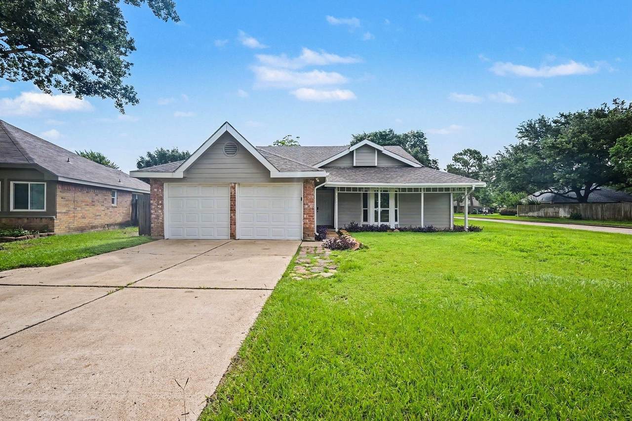 2710 Village Circle Drive - Photo 1