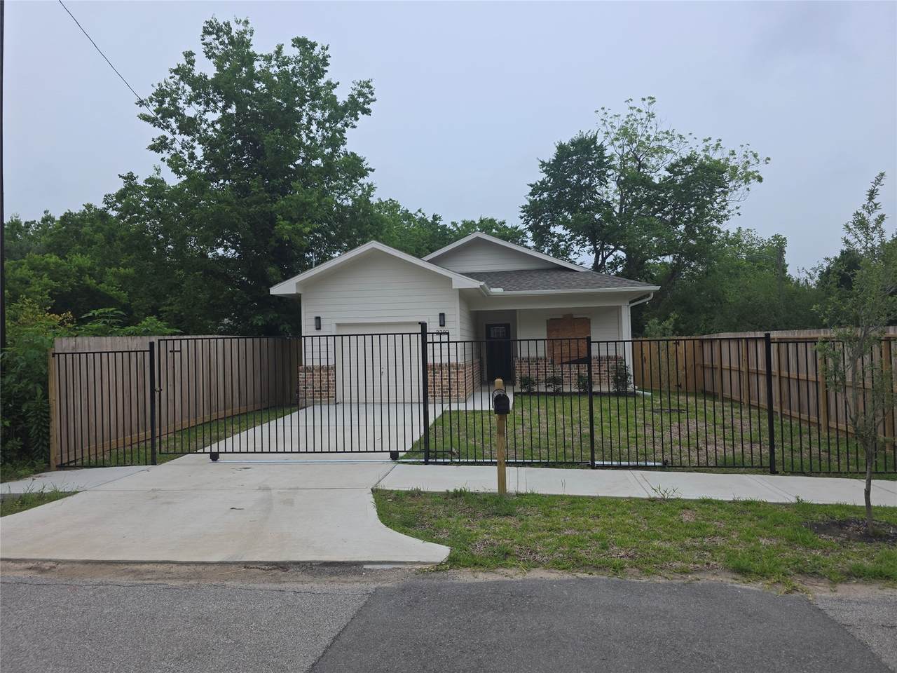 3202 Mcilhenny Street - Photo 1