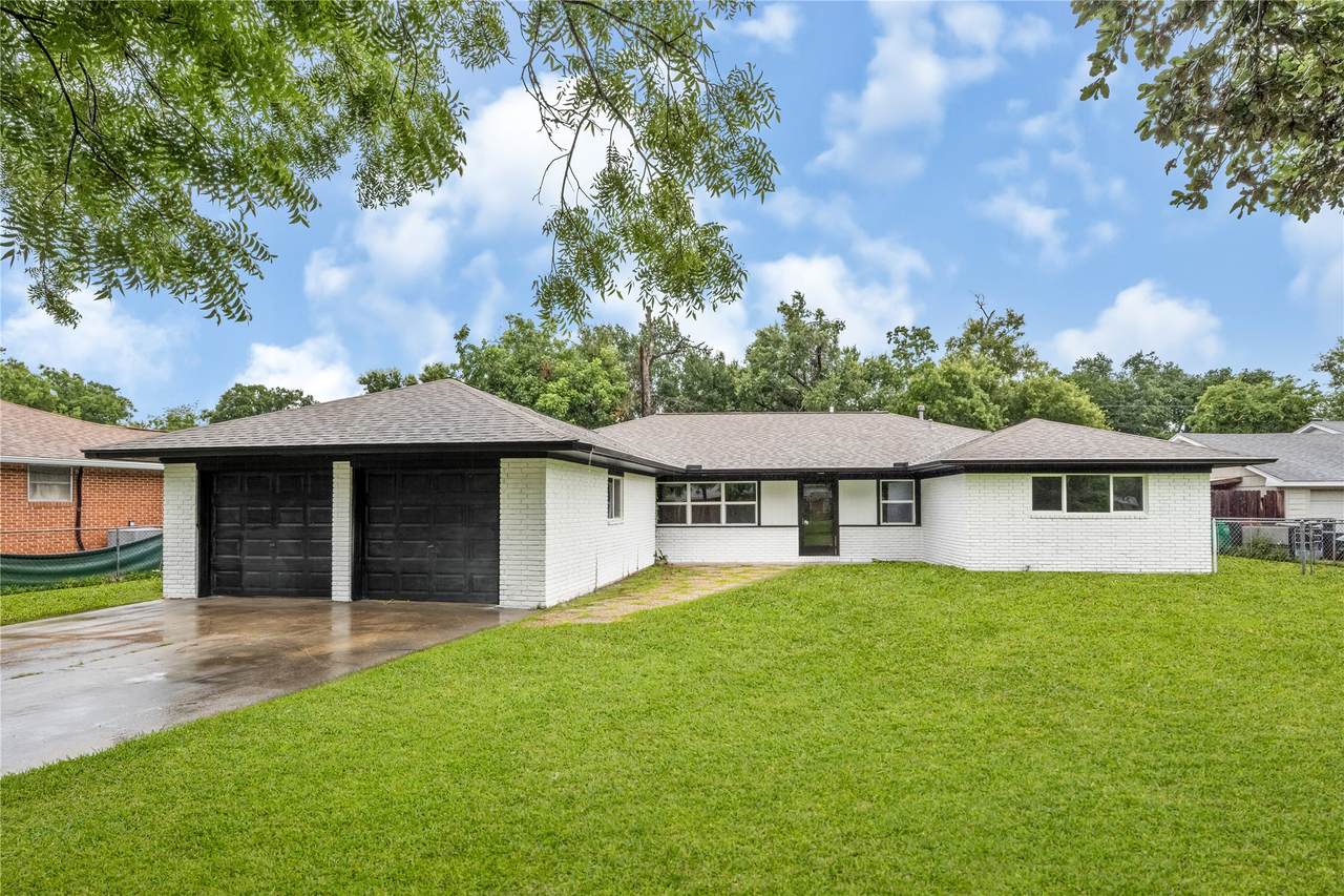 320 Burnett Drive - Photo 1